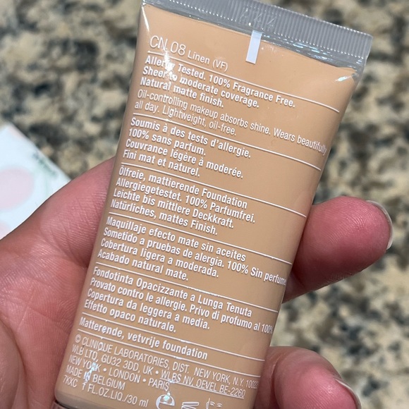 Clinique Stay Matte Makeup Linen - Picture 5 of 10